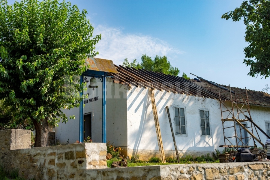 Започна основен ремонт на покрива на църквата в село Крета СНИМКИ